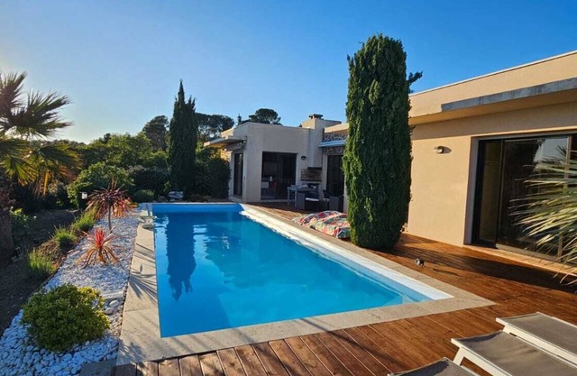 Seaside villa 200 metres from the beach with swimming pool in gated community