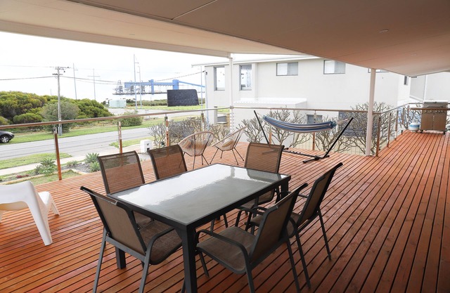 SeaValor Skyfall - Absolute Beachfront Family Friendly