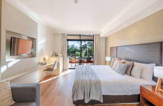 Seaview Adjacent King Apartments with Balcony