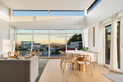 Seaview and private roof top terrace with jacuzzi in Lofoten