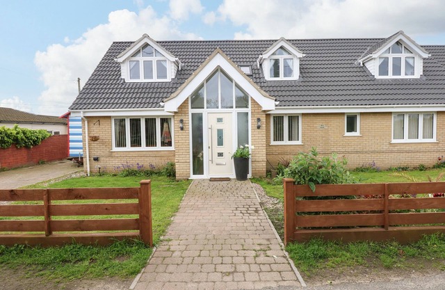 SEAVIEW, pet friendly, character holiday cottage in Lowestoft