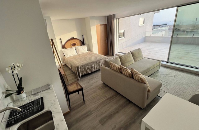 Seaview Studio Sleeps 4, Patio, Free Parking, Tv