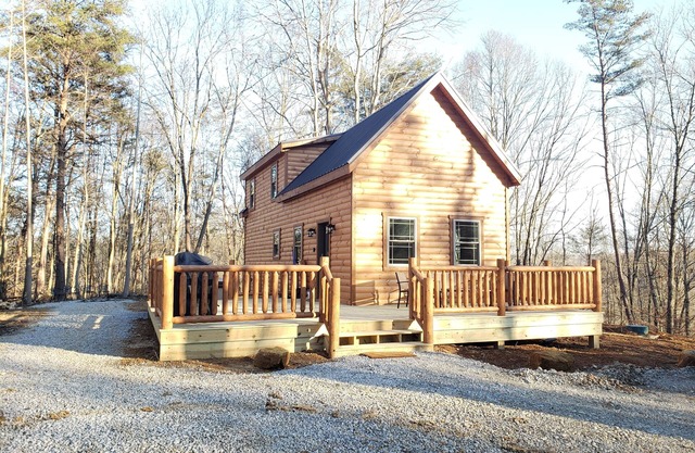 Secluded, beautiful cabin with hot tub and fire pit in heart of Hocking Valley!