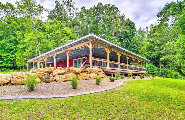Secluded Brownsville Cabin w/Deck & Fire Pit