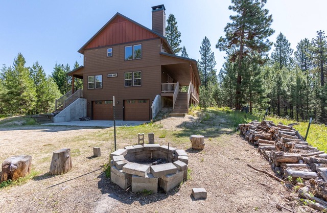 Secluded cabin on 6 acres- wood fireplace- sleeps 11