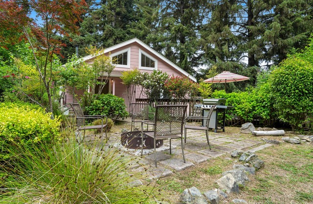 Secluded cabin w/wood stove, walking trails, and a firepit