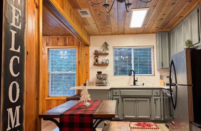 Secluded Cabin with Hot tub on spacious private lot