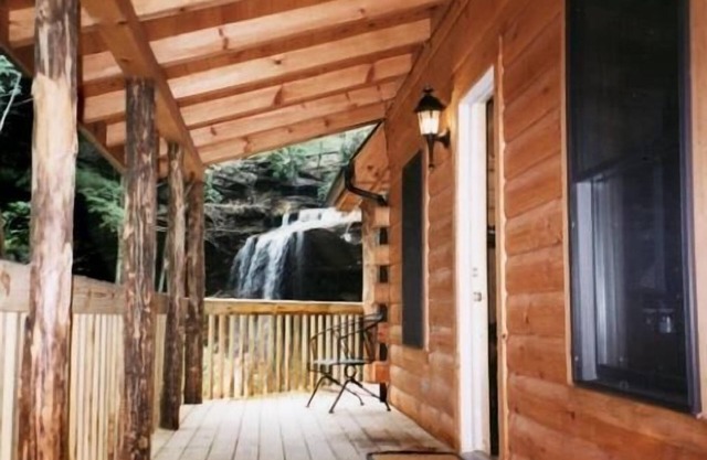 Secluded Cabin with a private waterfall at Spirit Lake and internet
