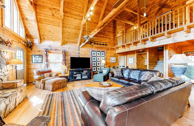 Secluded cabin with mountain views, hot tub, fire pit & billiards