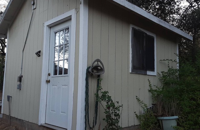 Secluded furnished cabin in woods next to seasonal creek in Shasta lake city.