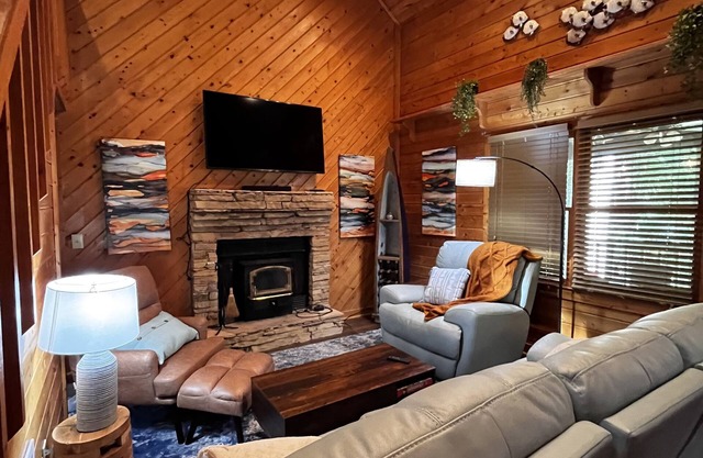 Secluded GA Cabin on 3 acres, 10 minutes from Historic Downtown Newnan, GA