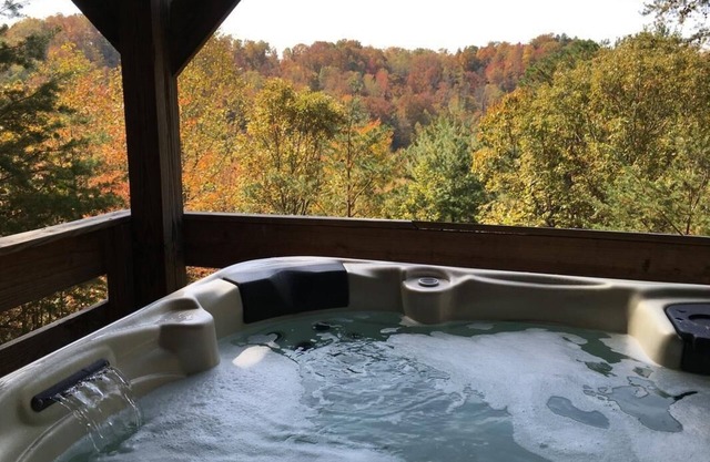 Secluded, Great View! Hot Tub, Wood Fireplace, Screened in Porch, Arcade Games.