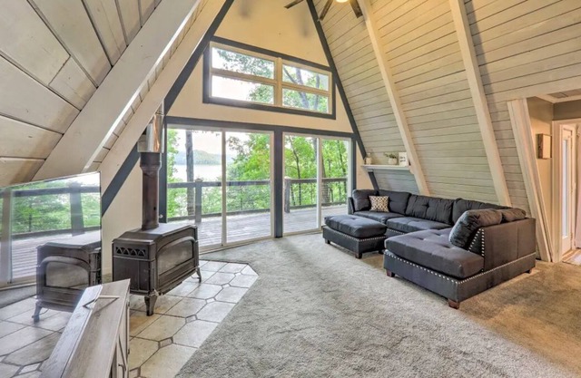 Secluded Lake House with Amazing Views