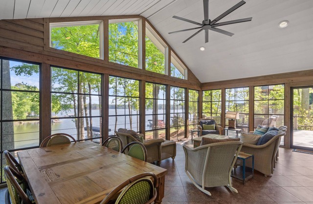 Secluded Lake Oconee 4 Bed/4 BA lakefront home w/Private dock, 10 Min to Publix