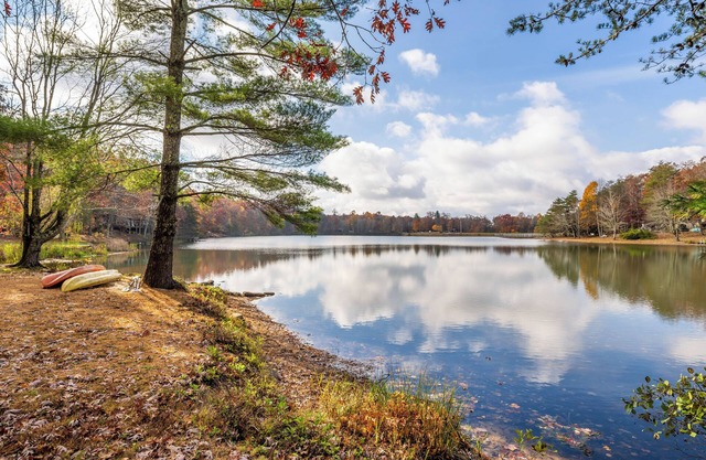 Secluded Lakefront Retreat: Fishing/Kayak/Paddleboard/Pets are Welcome