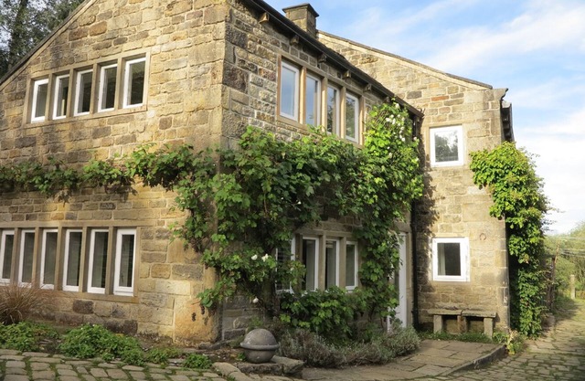Secluded, listed stone cottage near Slaithwaite, family and pet friendly