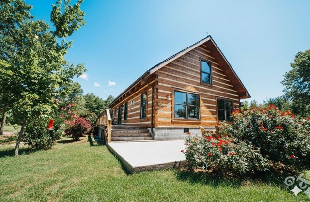 Secluded Log Cabin with Mountain Views. Hot Tub & 'Seasonal' Heated Pool