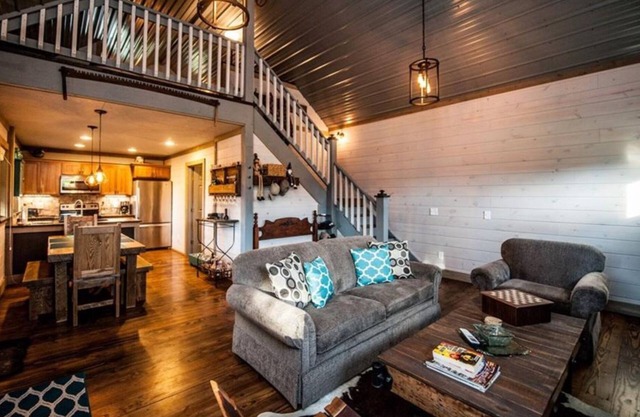 Secluded luxury cabin minutes from Salt Fork