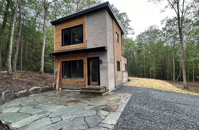 Secluded modern cabin with hot tub