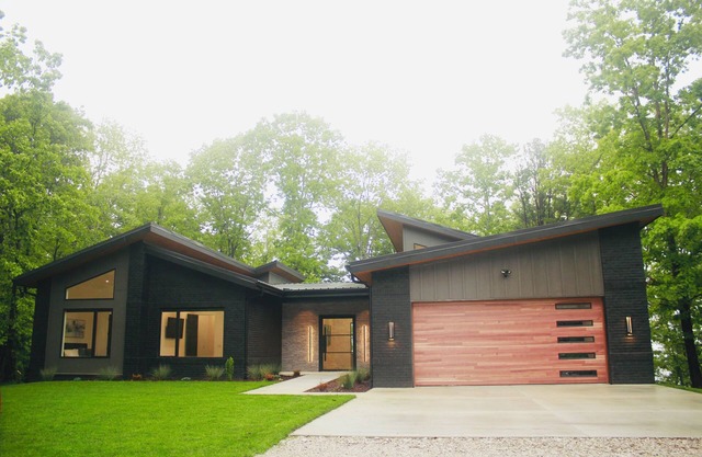 Secluded, modern, spectacular views, hot tub on 18 acres. Firepit,games & more!