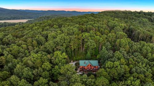 Secluded Mountain Lodge w King Beds Game Room Hot Tub Firepit 2 miles to Helen,GA