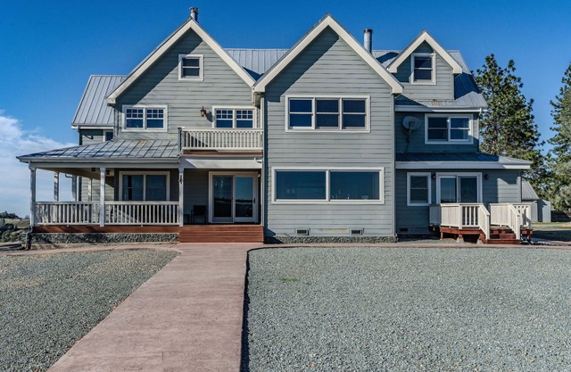 Secluded retreat with views, close to skiing, wine tasting & historic gold towns