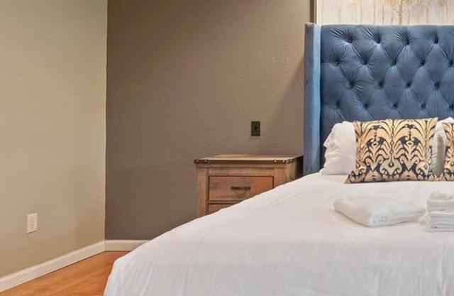 Secluded Rustic 6BR Lake House | Boat Slips