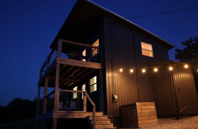 Secluded Scandinavian Style Cabin/20 private acres/View/Hot Tub/Game Room