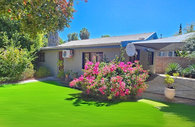 Secluded Self Gatering Garden Cottage with own private entrance and yard