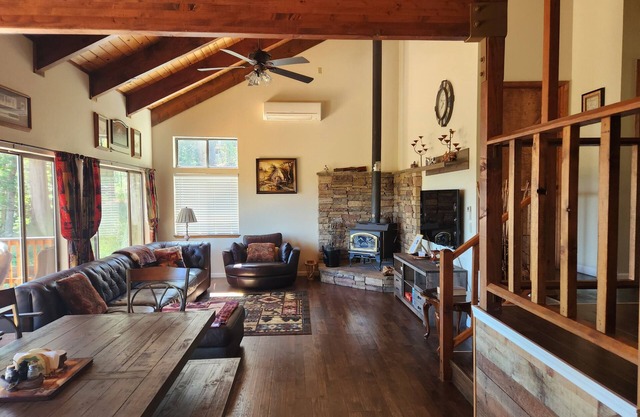 Secluded Woodland Escape with Panoramic Views