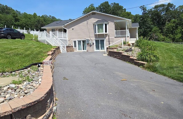 Secondary Suite In An Amazing Farmhouse with Swimming Pool and FirePit