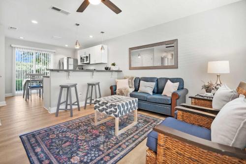 Secret Cottage 10 min to DT Dogs OK BBQ Parking