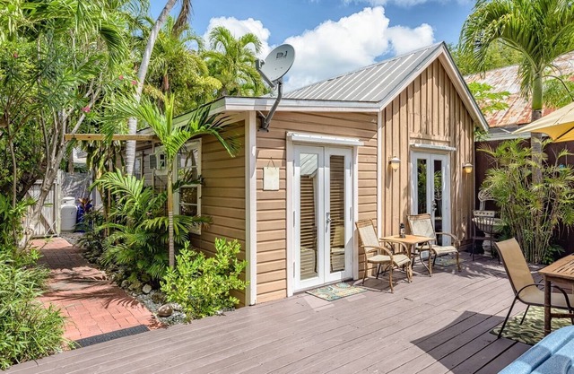 Secret Courtyard-2 bedroom 2 bath just steps off Duval street.