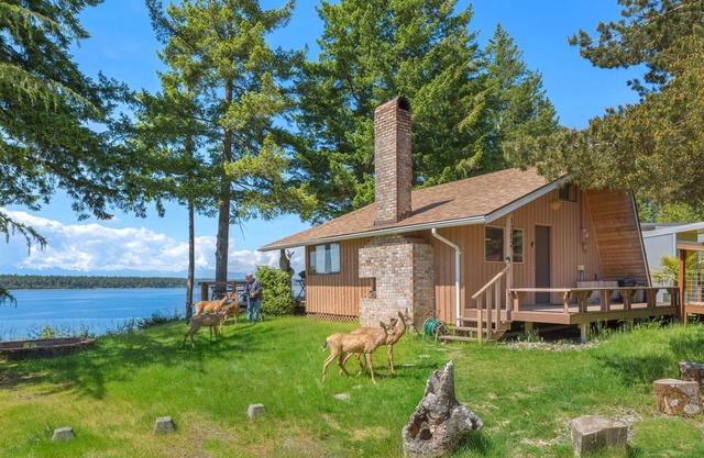 Secret Island Beachfront Escape. Hot Tub, Kayaks, Paddle Boards, Sunsets,