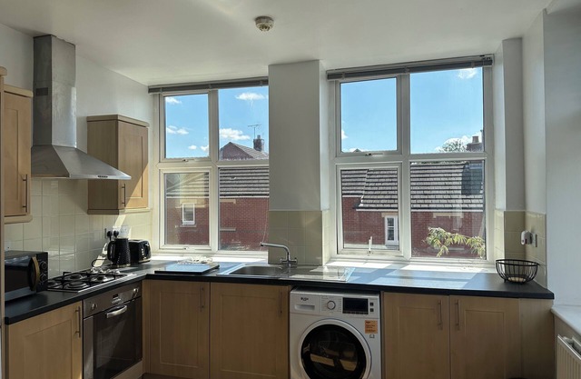 Secure Gated 2-Bedroom Apartment with Carpark, 10 Mins from Town Centre