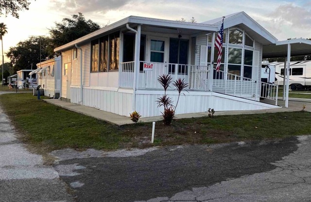 Secured Community w/3 pools, Golf. Lakes all around. 30 min from theme parks.