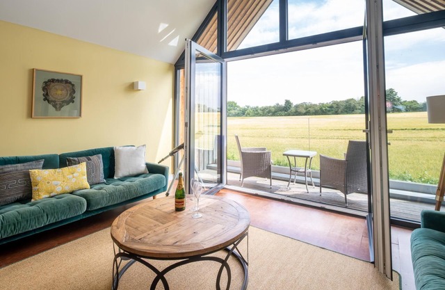 Sedge House, Eastbridge, near Leiston, RSPB Minsmere Nature Reserve, Dunwich - sleeps 6 - Aldeburgh