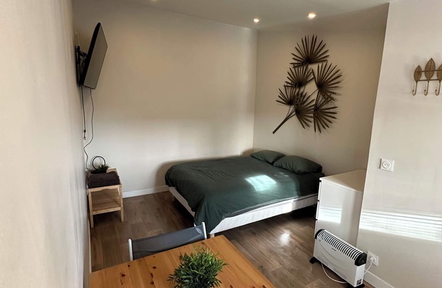Self-contained studio in a house 15min from Roissy