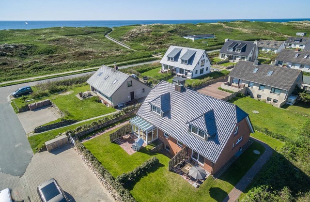 Semi-detached house on the beach in Rantum