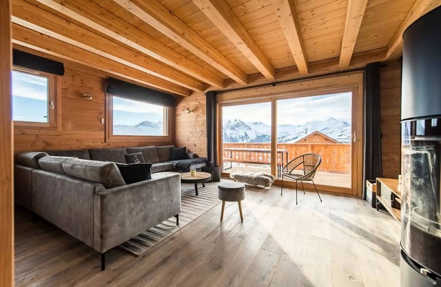 Semi-detached chalet close to slopes with panoramic view