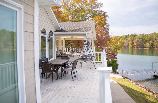 Seneca Serenity. Huge Lake Front House. n