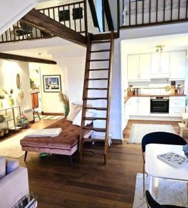 Sentral loftsleilighet med sjøutsikt
