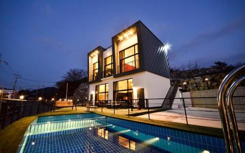 Seollem Onsu Swimmingpool Pension