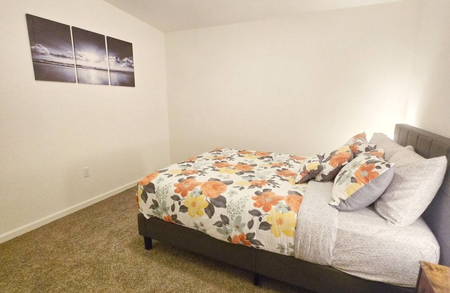 Sequoia Explorer's Retreat in Tulare, 3BDs/2.5 Baths, 5mins to Shopping Center