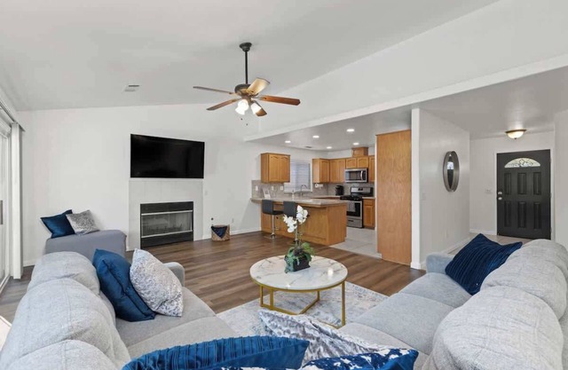 Sequoia Poolside Escape w BBQ & Fire pit