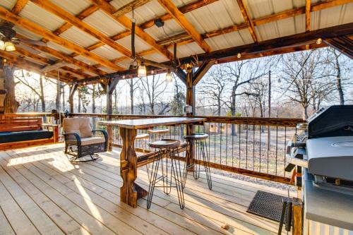 Serene and Cozy Studio Cabin Walk to Norfork Lake!