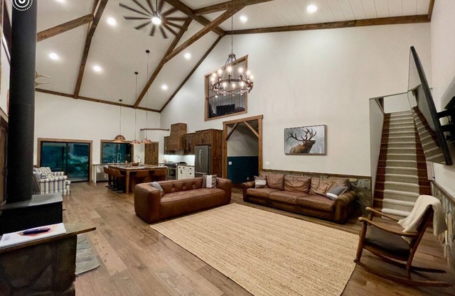 Serene and spacious home in the woods, w/hot tub. Minutes from bike trails.