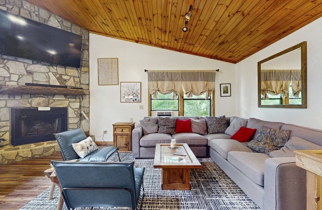 Serene cabin with mountain views, gorgeous golden hour ambiance & decks