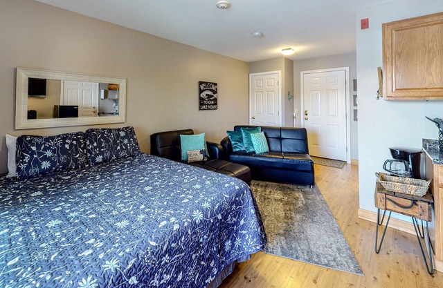 Serene condo on the lake with balcony, kitchenette & WiFi