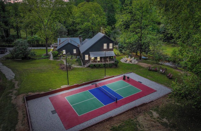 Serene Farmhouse with ColdPlunge, Pickleball, Firepit, Swing, AC, WiFi, Creeks